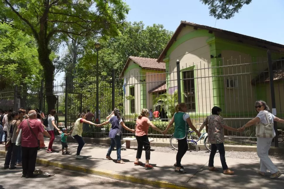 ABRAZO SIMBÓLICO. Las madres piden que se mantenga la institución. la gaceta / foto de analia jaramillo 