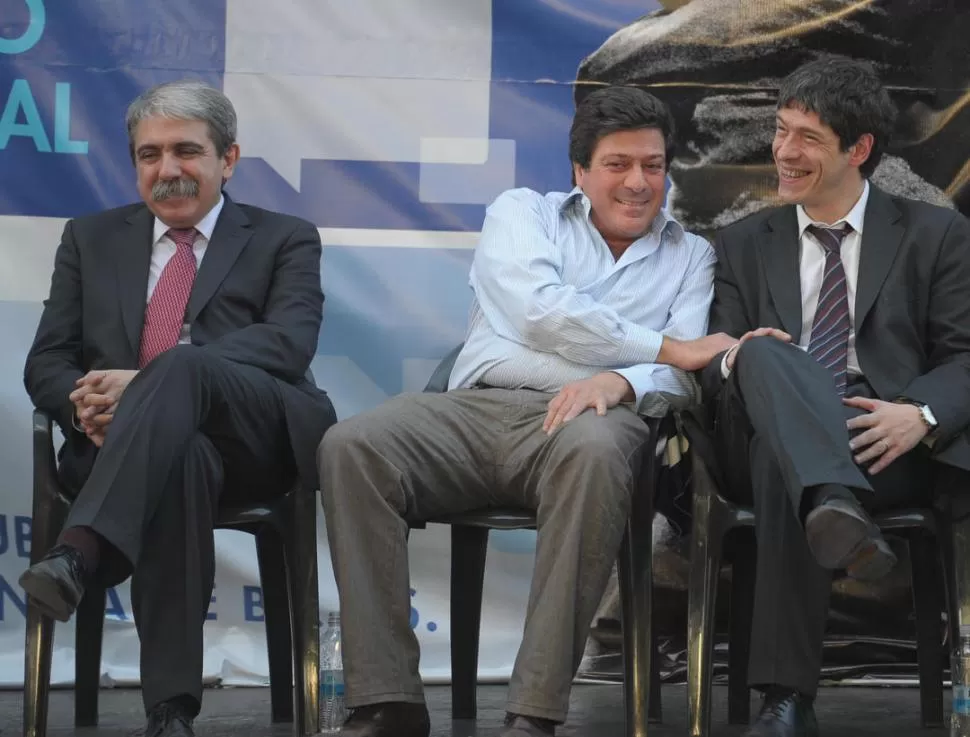 FELICES LOS TRES. Aníbal Fernández, Gabriel Mariotto y Juan Manuel Abal Medina cuando dirigían el fútbol. télam  (archivo)