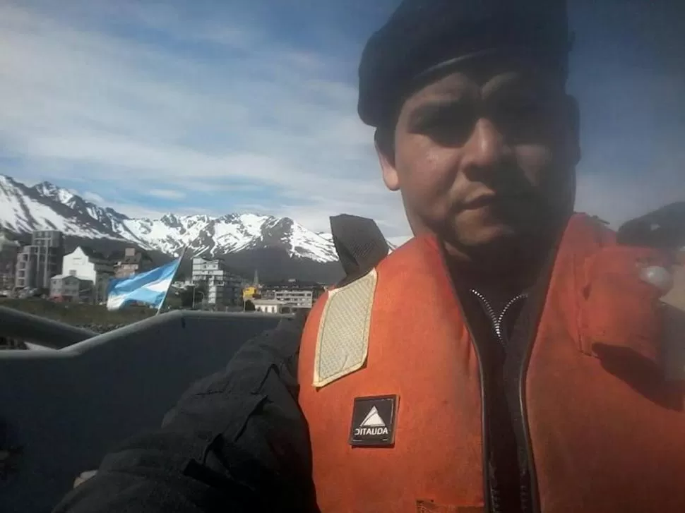 ÚLTIMA FOTO. El marino tucumano Esteban García se tomó una fotografía con la ciudad de Ushuaia detrás, a bordo del submarino ARA San Juan. FACEBOOK