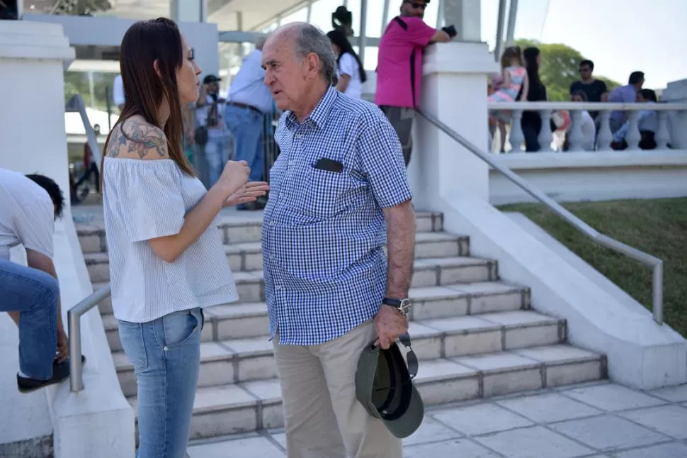 DETALLES. Parrilli y la diputada Mayra Mendoza, dos cercanos a Cristina.  la gaceta / foto de inés quinteros orio