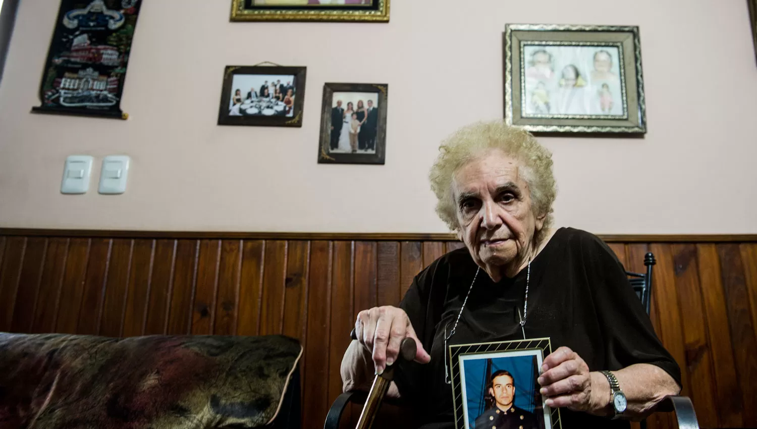 EMMA NELLY JUÁREZ. La madre del comandante tucumano sostiene una foto de su hijo en el que se lo ve joven y con uniforme. LA GACETA / JORGE OLMOS SGROSSO