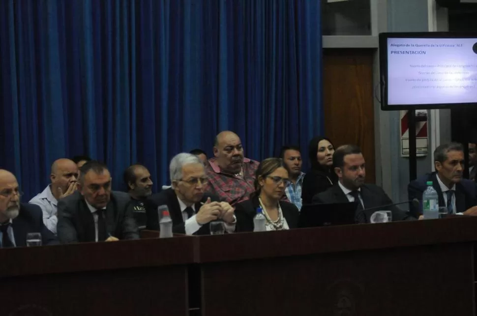 UNA INSTANCIA CLAVE. Los defensores siguieron el alegato de una querella. Los acusados casi no hablaron durante la audiencia que seguirá mañana. la gaceta / foto de franco vera 