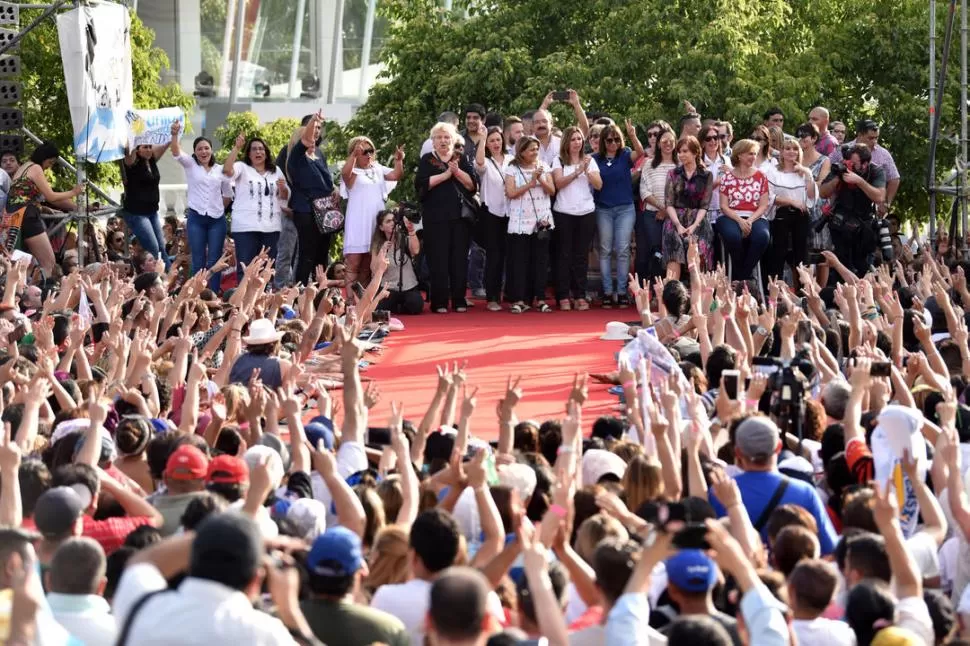 EL CADILLAL. Cristina cerró un encuentro de mujeres peronistas organizado por Rojkés. LA GACETA / FOTO DE INÉS QUINTEROS ORIO