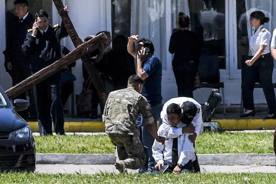 DESESPERACIÓN. Familiares de los submarinistas recibieron con dolor la confirmación de que hubo una explosión. TELAM