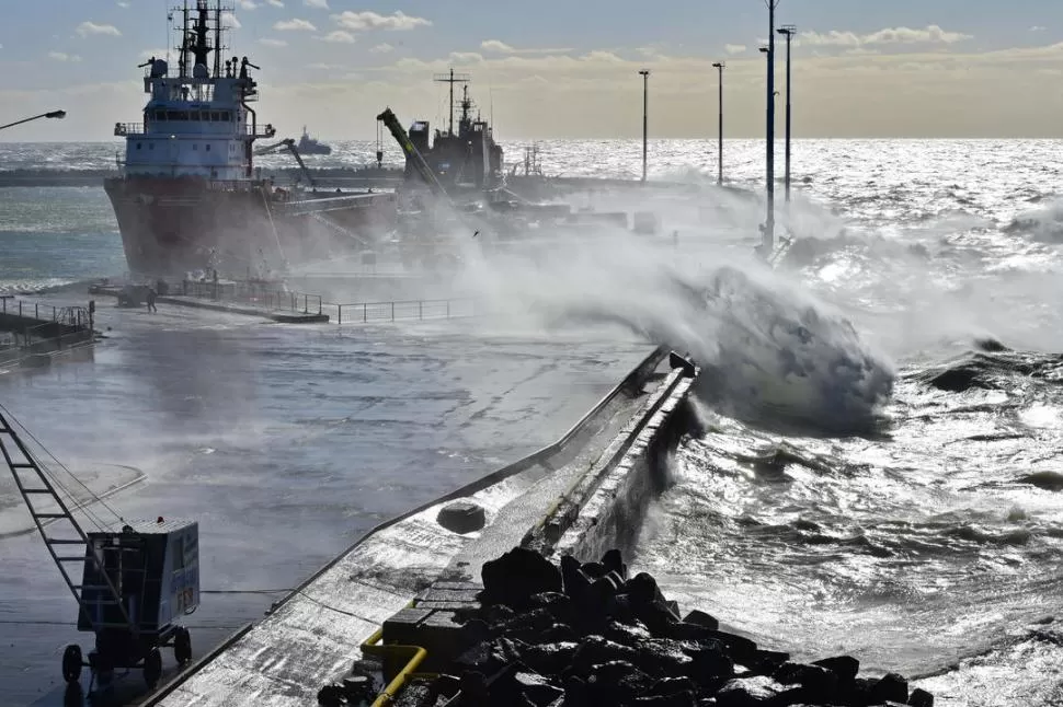 EL OPERATIVO. En Comodoro Rivadavia, sigue el aprestamiento de los buques que se preparan para el rescate. TELAM