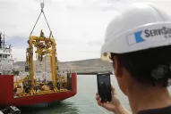 El viento demora la salida del buque con el minisubmarino