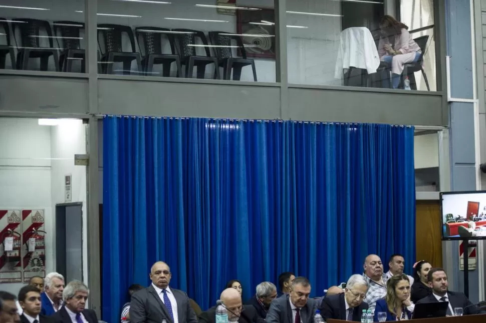 ALEJADA. Mientras los acusados escuchan, María Jesús Rivero toma nota en un segundo pido del TOF. la gaceta / FOTO DE JORGE OLMOS SGROSSO