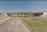 Atacó a su esposa con un machete y luego se arrojó debajo de un auto