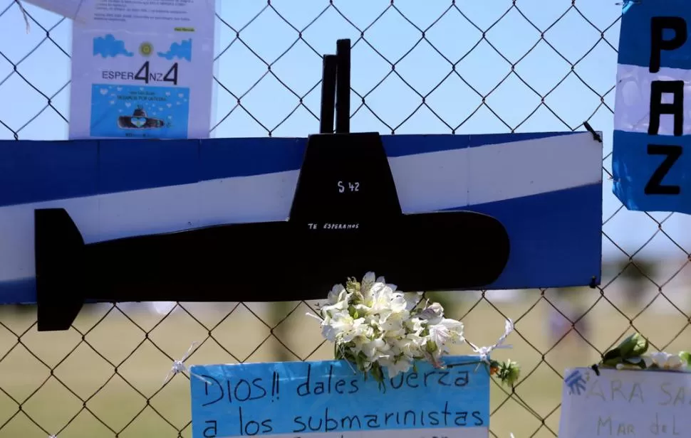 EN MAR DEL PLATA. Un ramo de flores y una pancarta con una leyenda de esperanza fueron puestos en la base naval de la costa atlántica. credito