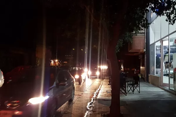 Barrio Norte a oscuras: bares, calles y edificios quedaron sin luz por una falla accidental