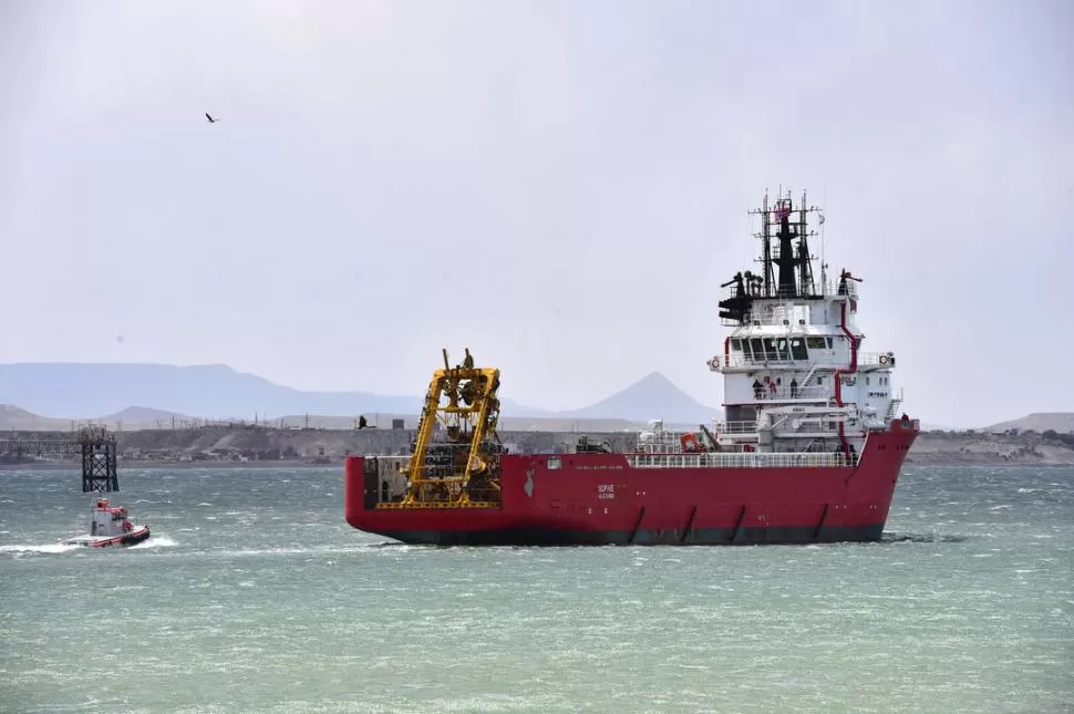 EN CAMINO. El barco noruego fue adaptado para transportar y luego operar, desde su cubierta, el minisubmarino teledirigido que pertenece a EEUU. telam