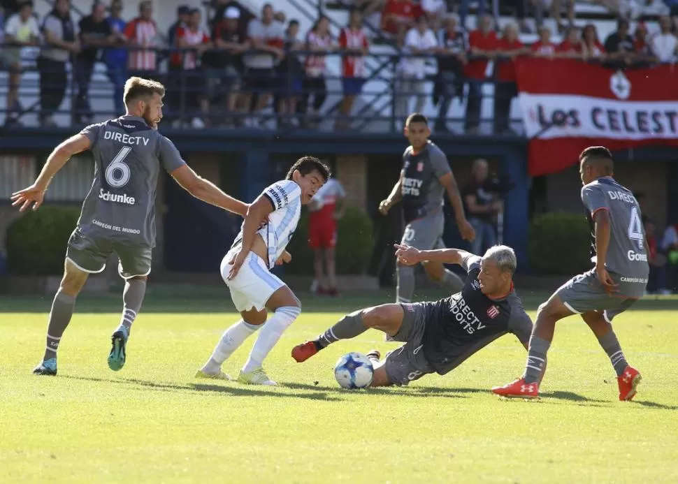 AL SUELO. Damonte se anticipa a Rodríguez, que iba por el balón. foto de maría silvia granara (especial para la gaceta )