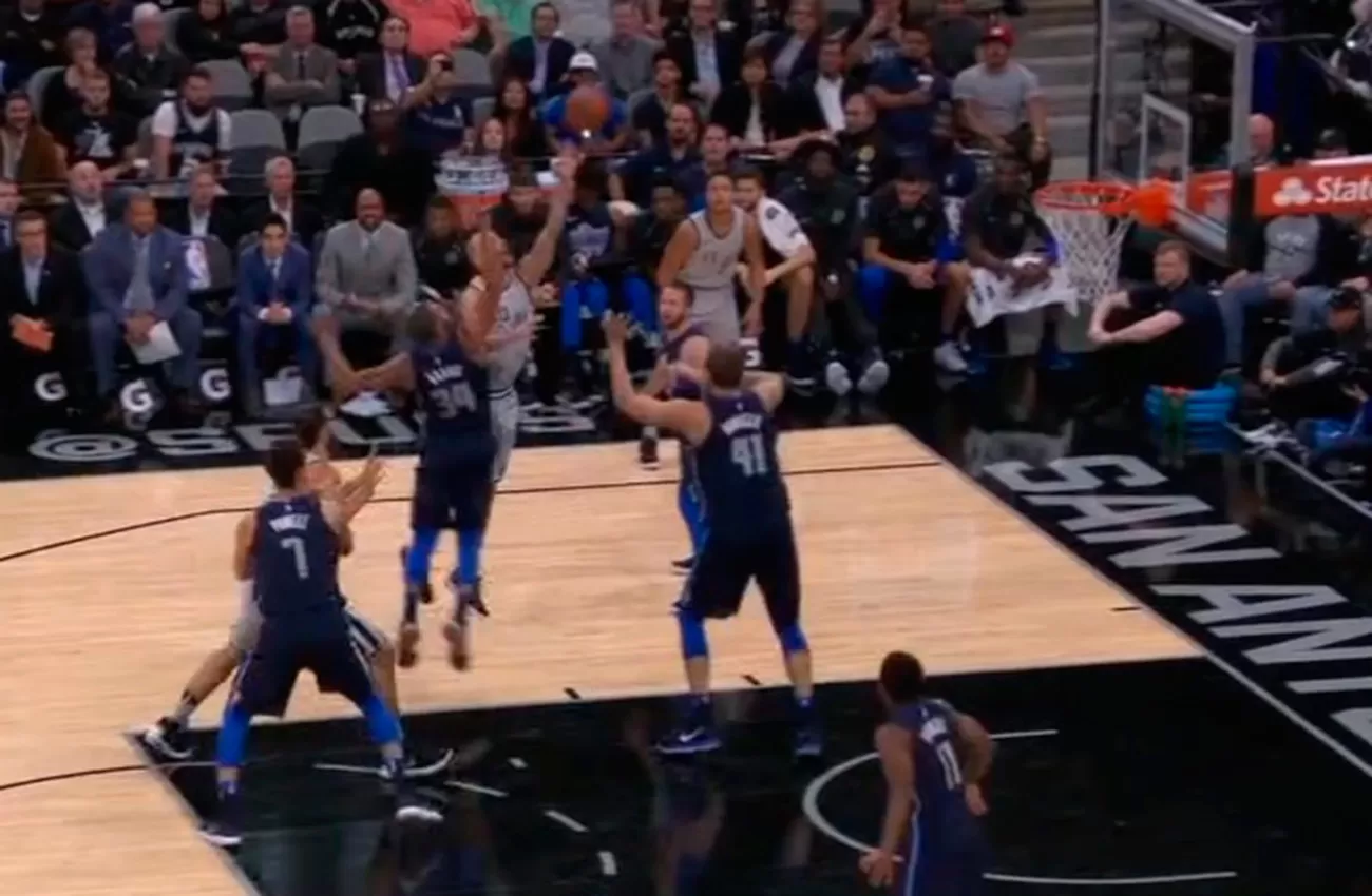 MANU PRESENTE. Hizo dos puntos en el triunfo de los Spurs sobre los Mavericks (CAPTURA)