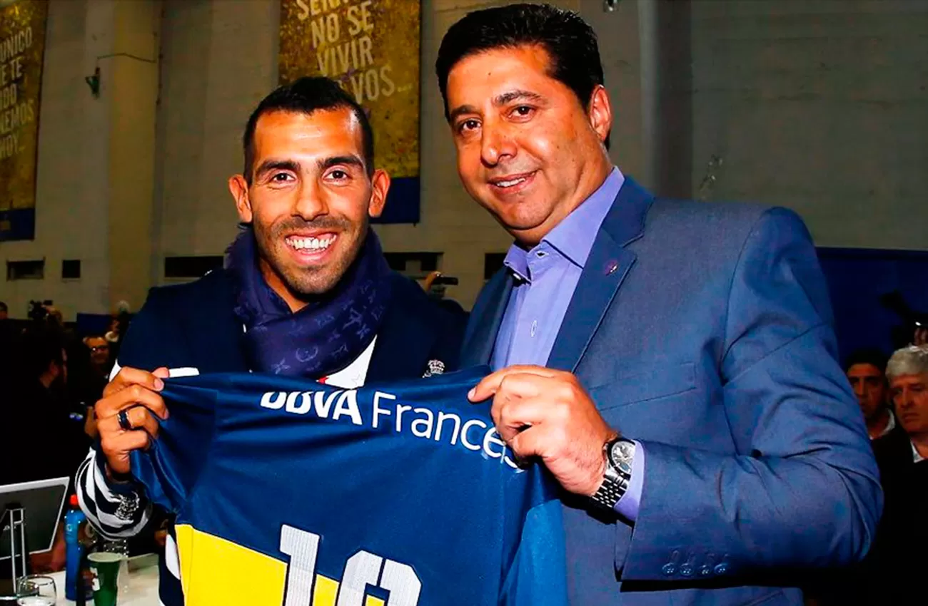 ¿VUELVE? Carlos Tevez está en Buenos Aires y Angelici debe convencerlo. (ARCHIVO)