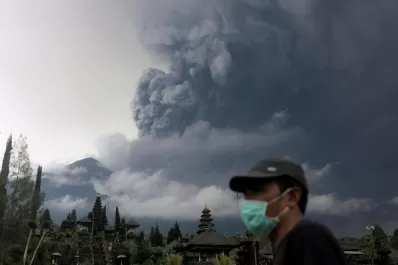 Alerta máxima por la intensa actividad de un volcán en Bali