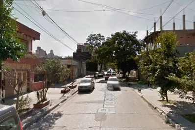 Cuatro ladrones armados entraron a dos casas vecinas en cuestión de minutos
