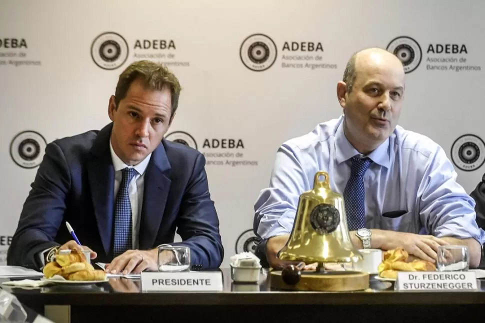 REUNIÓN CON BANQUEROS. El presidente de Adeba, Jorge Brito (h) y el titular del BCRA, Federico Sturzenegger disertaron durante el encuentro. telam