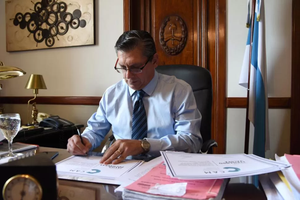 PRIMER DÍA EN LA PRESIDENCIA DE LA CORTE. Posse firma certificados del Consejo Asesor de la Magistratura. la gaceta / foto de JOSÉ NUNO