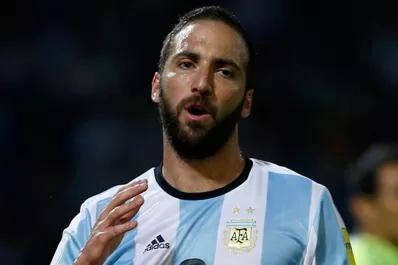 Higuaín se cansó y escribió una carta respondiendo a todos los que lo critican