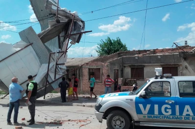 Un remolino arrancó por completo el techo de una casa en Banda del Río Salí