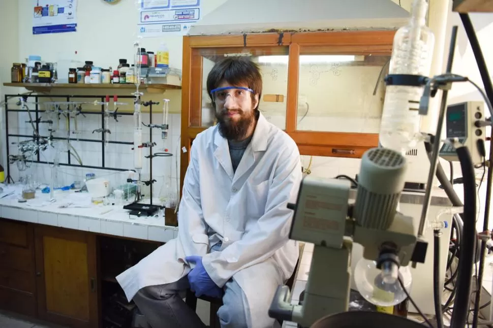 EN EL LABORATORIO. Juan Hugo Mecchia Ortiz volvió a ser premiado.LA GACETA / FOTO DE ANALÍA JARAMILLO.-