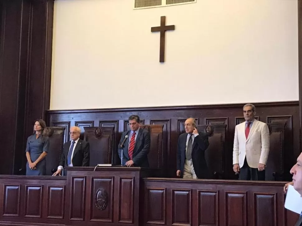 EL DEBUT DE POSSE EN EL SILLÓN DEL PRESIDENTE. Los vocales en el acto de juramento de jueces de Paz: Claudia Sbdar, René Goane, Daniel Posse, Antonio Gandur y Antonio Estofán. foto de irene benito