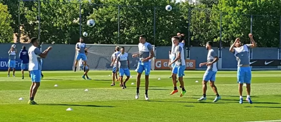 EN PLENO ENTRENAMIENTO. Los jugadores de Atlético realizan ejercicios precompetitivos en el ensayo realizado en el predio de Boca en Casa Amarilla. El plantel se quedará en Buenos Aires hasta mañana y cerca del mediodía arribará a Tucumán. prensa atlético tucumán