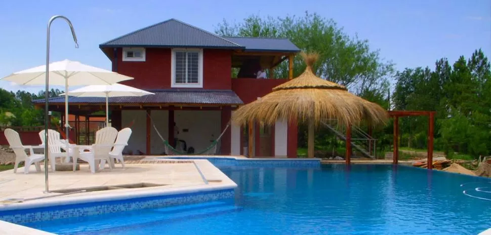  - Quincho y jardín. Una pileta de material con comodidades y tecnología puede costar desde  $200.000. Con el resto te hacés el quincho.