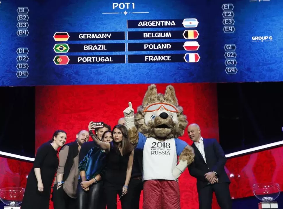  SELFIE. Maria Komandnaya, la bella conductora de la ceremonia, se retrató con asistentes del sorteo, entre ellos Diego Forlán. credito xxxxxxxx