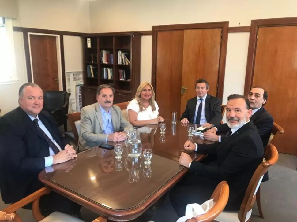 EN EL MINISTERIO DE JUSTICIA DE LA NACIÓN. Otamendi (cabecera) con Ruiz (izq.) y directivos de la FAM. .