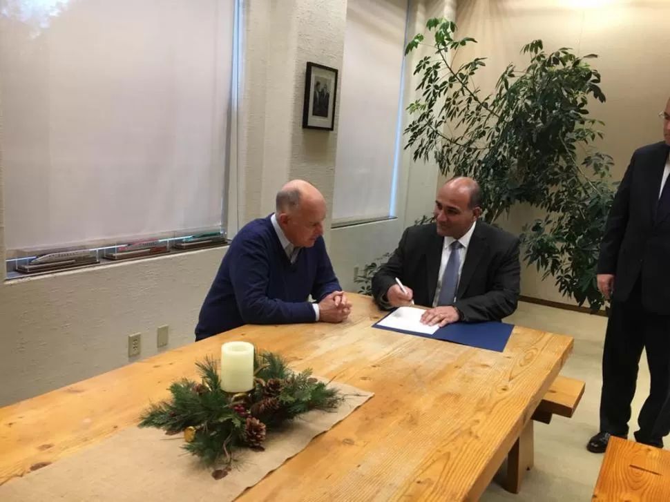 LA FIRMA. Jerry Brown y Juan Manzur en la sede de gobierno de California. gentileza Valeria Zapesochny