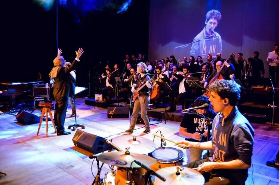 MÚSICA PARA VOLAR. En primer plano, la banda santafesina invitada. 