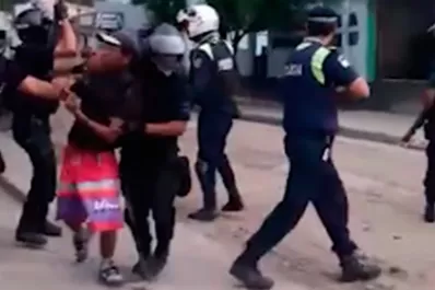 Asaltaron a un taxista, intervino la Policía y se desató una batalla campal en La Bombilla