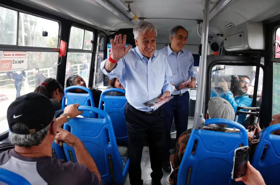 BUSCANDO VOTOS. Piñera habla de sus propuestas en un colectivo. reuters 