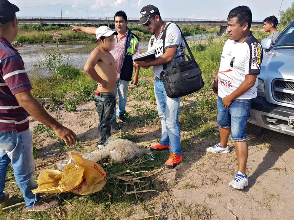 EN PROBLEMAS. Los policías incautaron varias redes en Los Bulacios. 