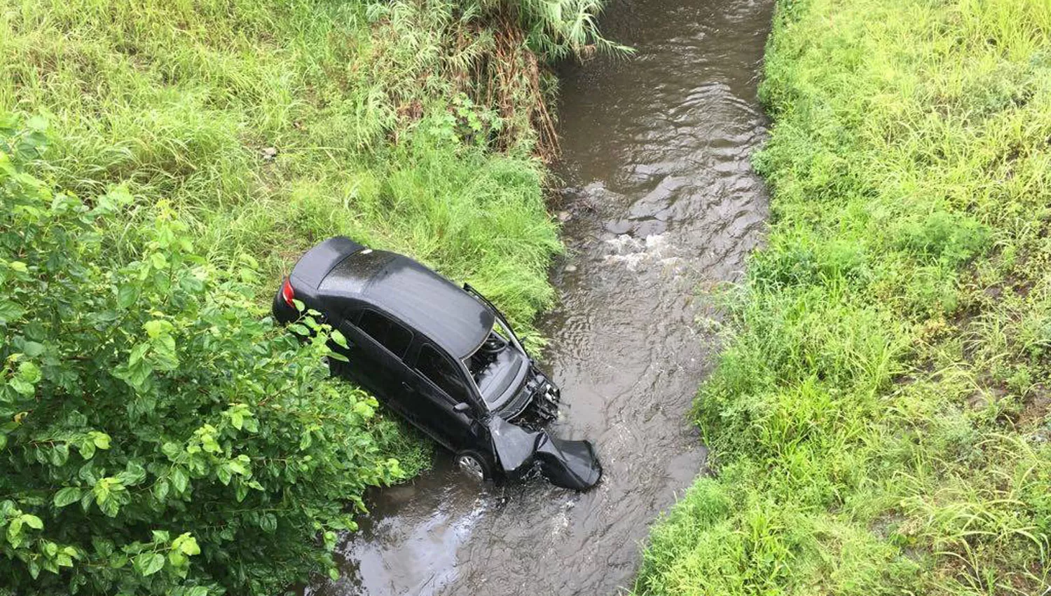 ASÍ QUEDÓ EL AUTO. El subcomisario Jiménez no pudo mantener el control de su vehículo. (FOTO TOMADA DEL FACEBOOK DE BAJO LA LUPA)