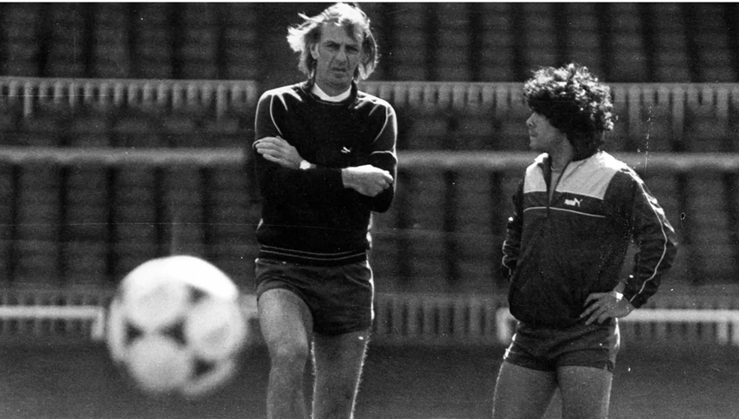 César Luis Menotti y Diego Maradona, durante una práctica de Barcelona en la temporada 1982/83. FOTO TOMADA DE CLARIN.COM