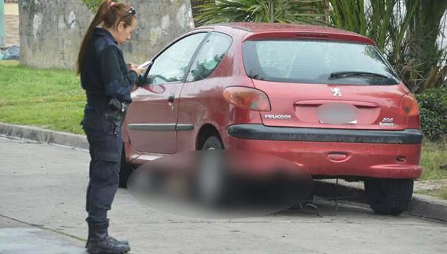 El auto estacionado en la puerta del oficial del Ejército.FOTO TOMADA DE LA NACIÓN.