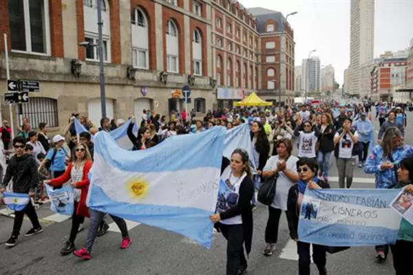 Marcha en Mar del Plata: familiares de tripulantes del submarino ARA San Juan pidieron la presencia de Macri