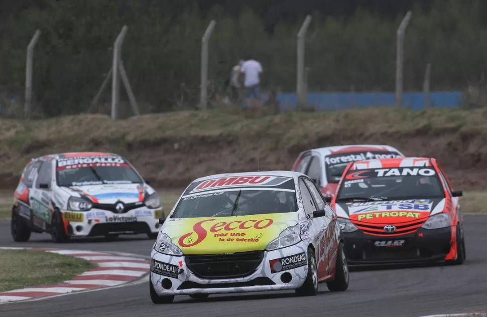 ESPECIE DOMINANTE. El Peugeot 208 de Pablo Ortega largó desde el primer lugar y nunca abandonó la vanguardia. bh fotos 