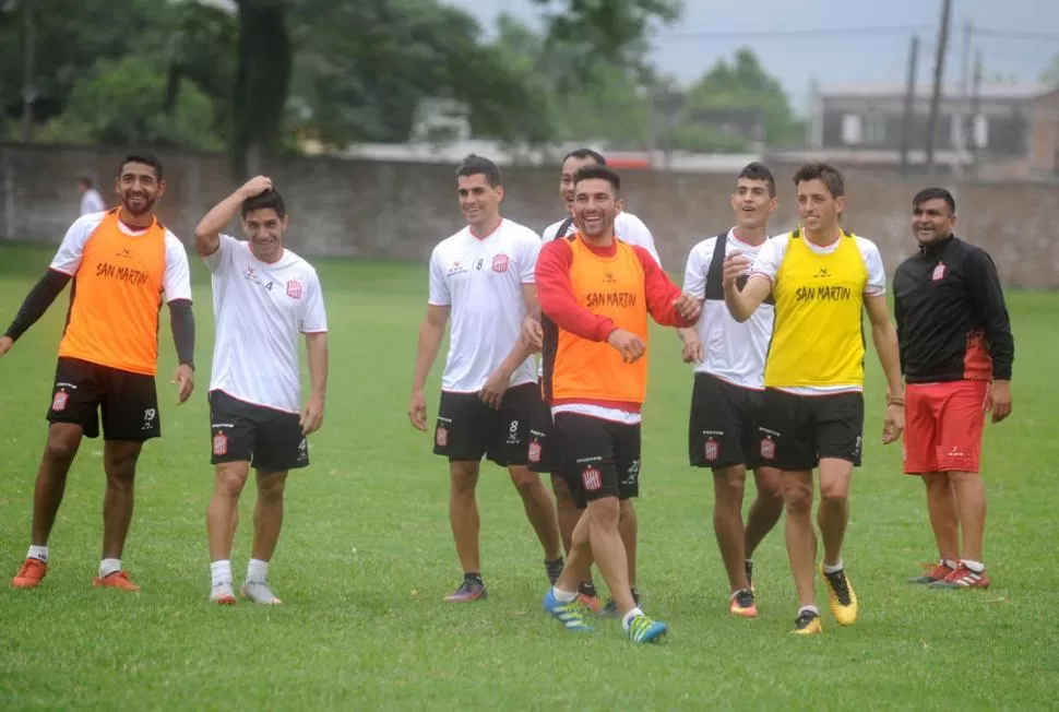 PURAS SONRISAS. Luego de la victoria en Junín, contra Sarmiento, el plantel vivió una semana feliz. “Esa victoria nos dio una gran envión anímico. Eso tenemos que hacer valer en el duelo con Dálmine”, explicó el volante Matías García. la gaceta / foto de Antonio Ferroni