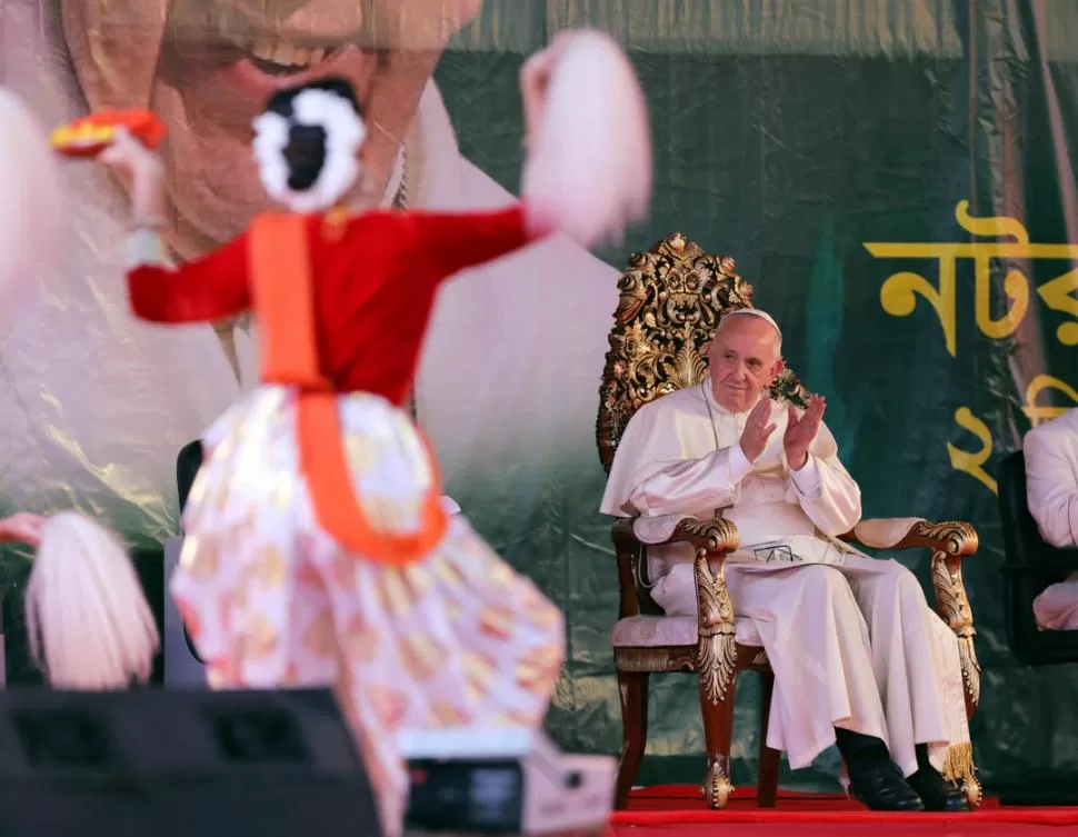 FRENTE A BAILARINES. Francisco aplaude a jóvenes en el Colegio Notre Dame en Dhaka, Bangladesh. reuters