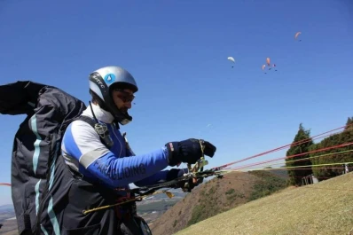 El parapentista tucumano Adrián Acosta voló 135 kilómetros: salió de San Javier y llegó a Catamarca