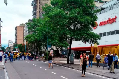 Organizaciones sociales exigieron mercadería en supermercados y revivieron el recuerdo de los saqueos