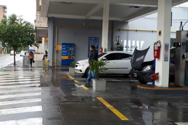 Volvió a subir la nafta y no descartan nuevos aumentos: cuánto cuesta llenar el tanque en Tucumán