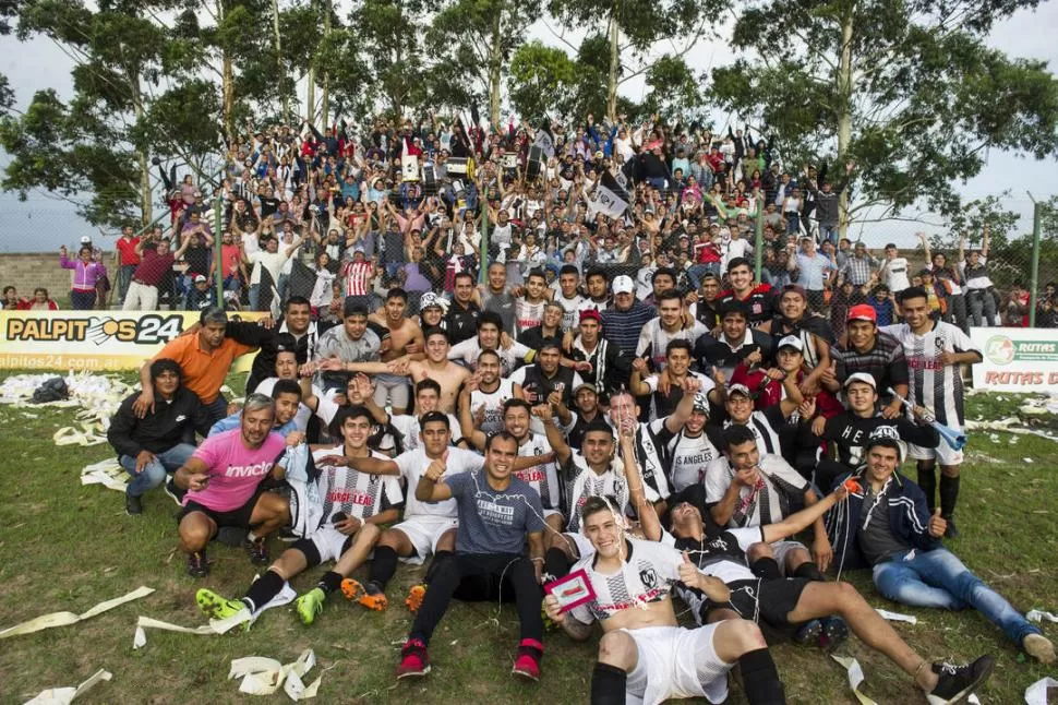 TODOS JUNTOS. El plantel de Unión del Norte celebra el ascenso junto a su gente luego de derrotar a Talleres por penales.  la gaceta / FOTO DE JORGE OLMOS SGROSSO