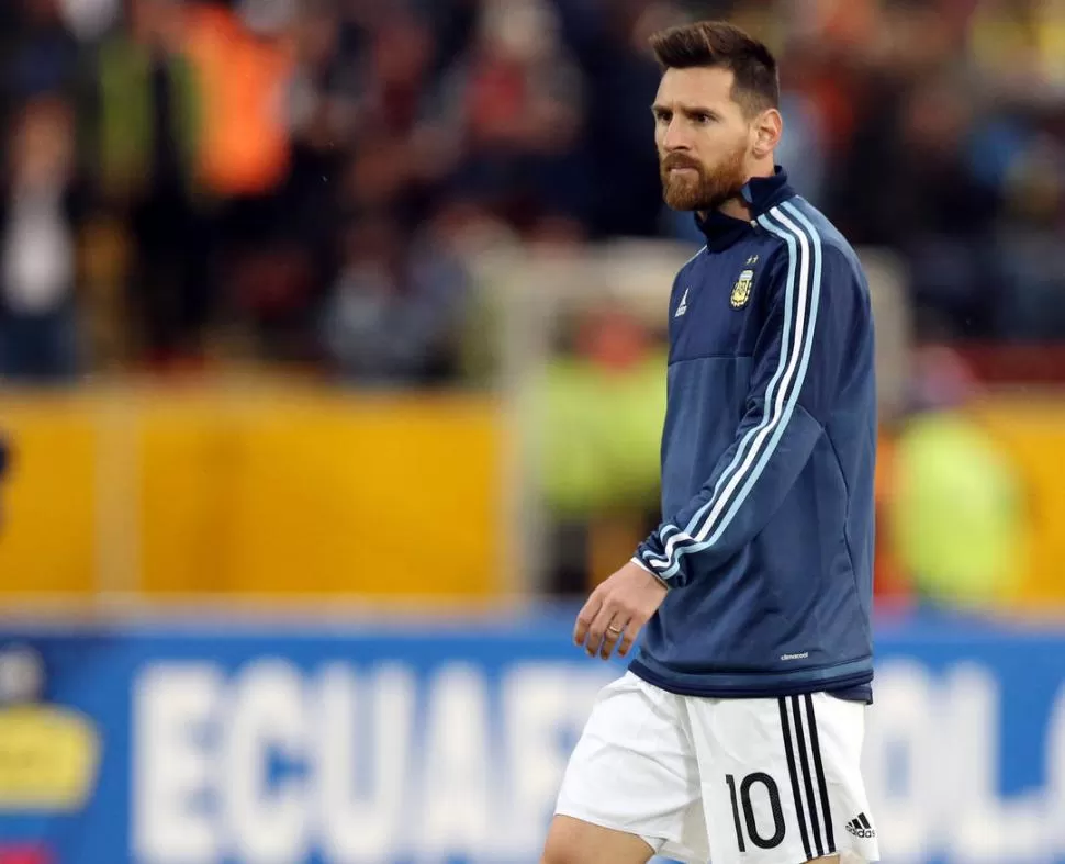 EQUIPO AL HOMBRO. En Rusia, Messi deberá soportar una enorme presión.  REUTERS