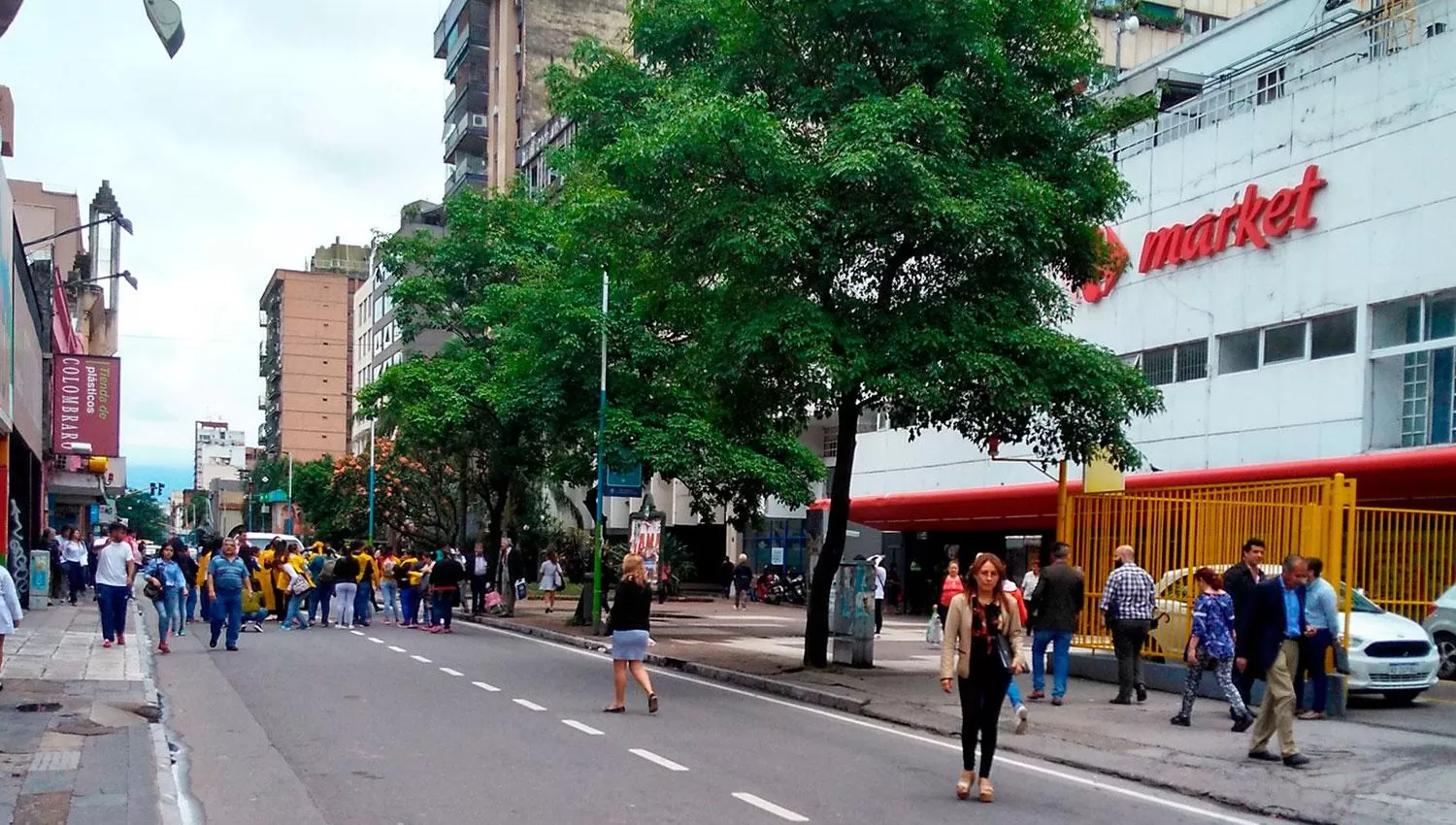 EN 24 DE SEPTIEMBRE AL 400. Organizaciones sociales pidieron ayer mercadería en supermercados. ARCHIVO