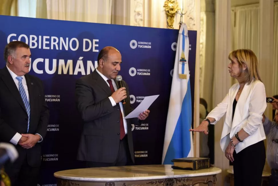 SOBRE LOS SANTOS . En el Salón Blanco de Casa de Gobierno, el mandatario Juan Manzur tomó el juramento de la interventora Noemí Ferrioli. la gaceta / foto de DIEGO ARAOZ