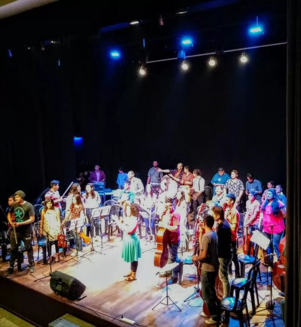 A MOVERSE. Será una noche a puro ritmo, colorida y con buena música. 